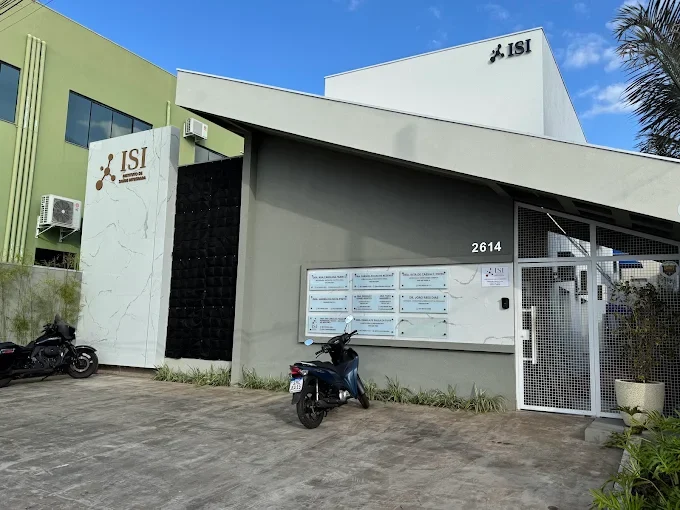 Fachada do prédio na Av. Mato Grosso, número 2614, com portão branco e jardim